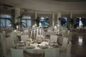 hotel-ristorante-matrimoni-crotone-lido-degli-scogli-candelabro-tavolo
