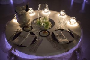 hotel-ristorante-matrimoni-crotone-lido-degli-scogli-tavolo-illuminato